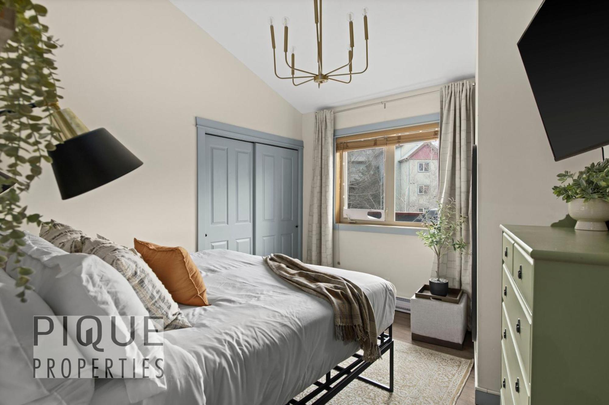 Mountain Loft Retreat, Heated Pool & Hot Tub, Ug Parking, Balcony, Wifi! Apartamento Canmore Exterior foto