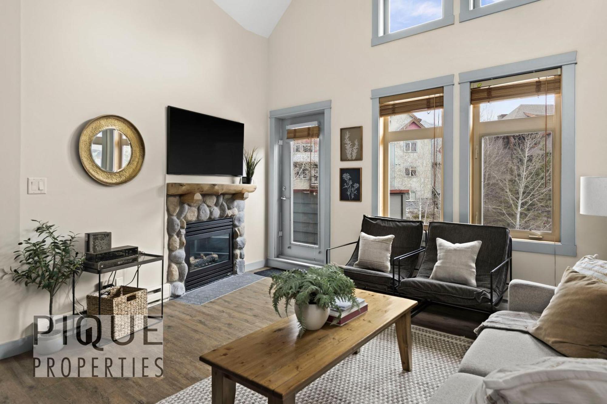 Mountain Loft Retreat, Heated Pool & Hot Tub, Ug Parking, Balcony, Wifi! Apartamento Canmore Exterior foto